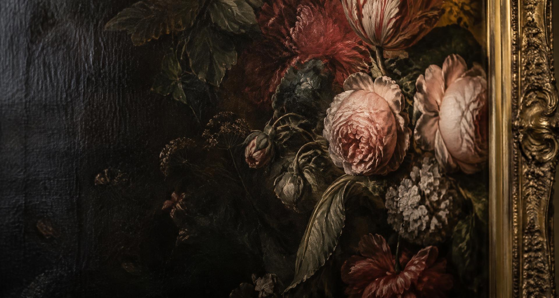 Detail van een geschilderd bloemstilleven in een antieke vergulde lijst